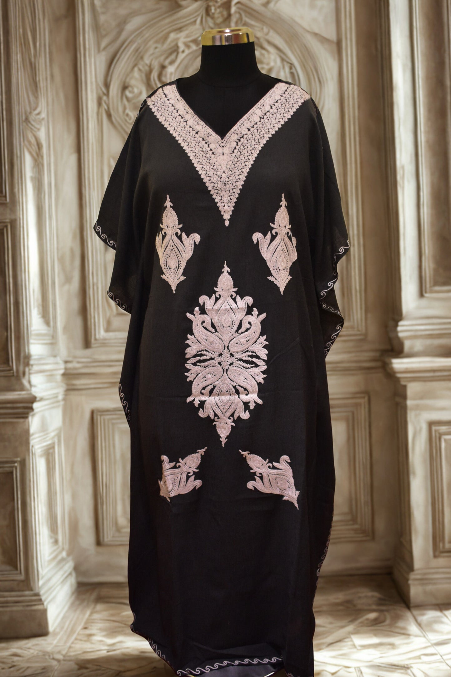 Siyah Gul Aari Kaftan